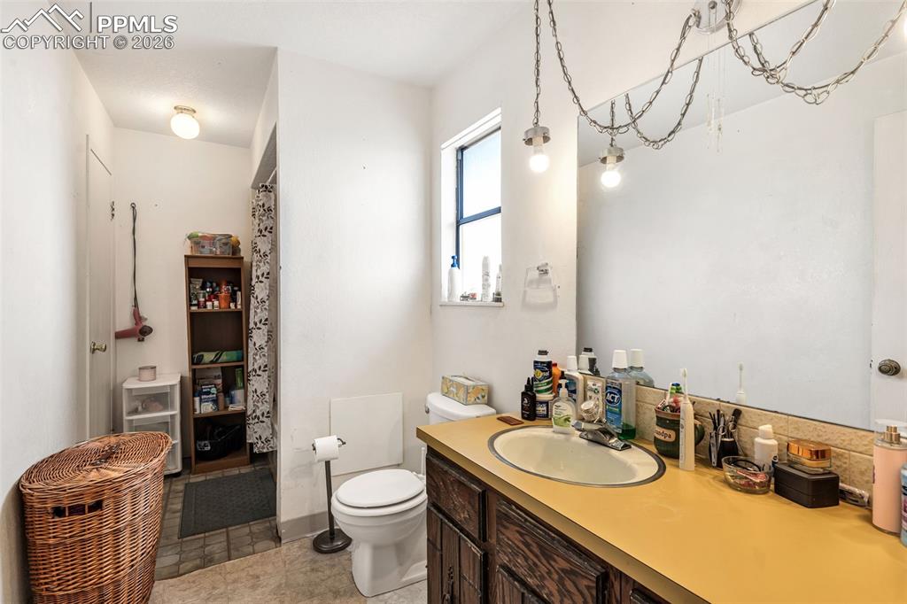 Image 19 of 26: Bathroom