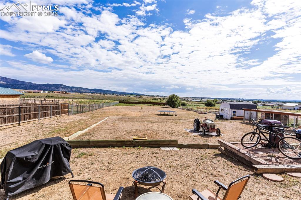 Image 21 of 26: Yard