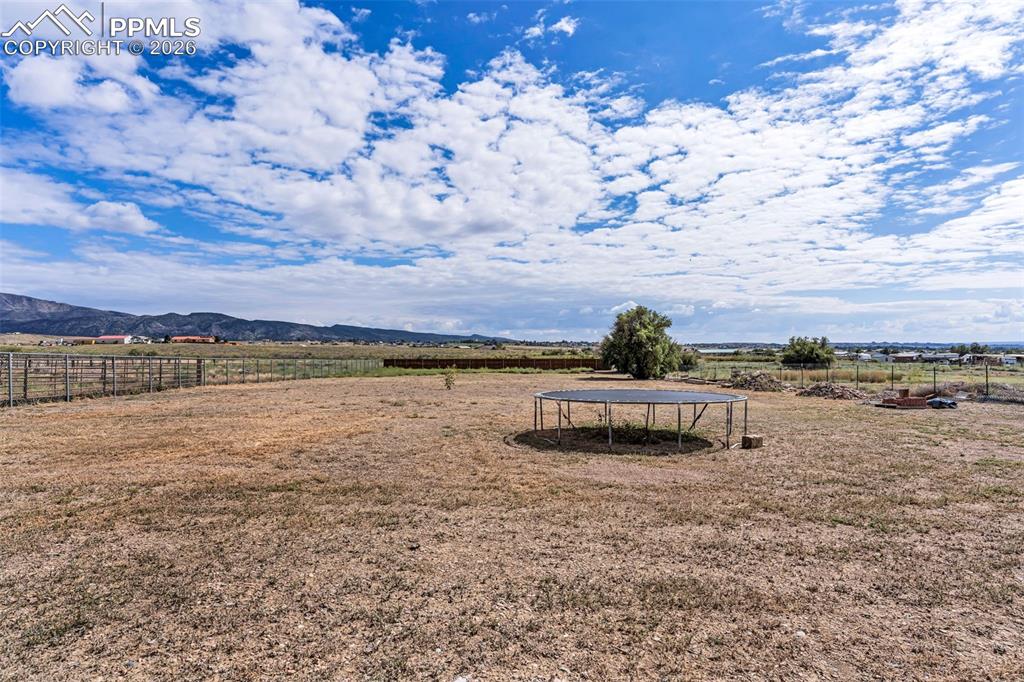 Image 25 of 26: Yard