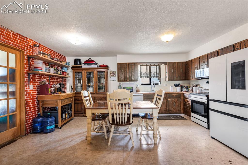 Image 7 of 26: Dining Area