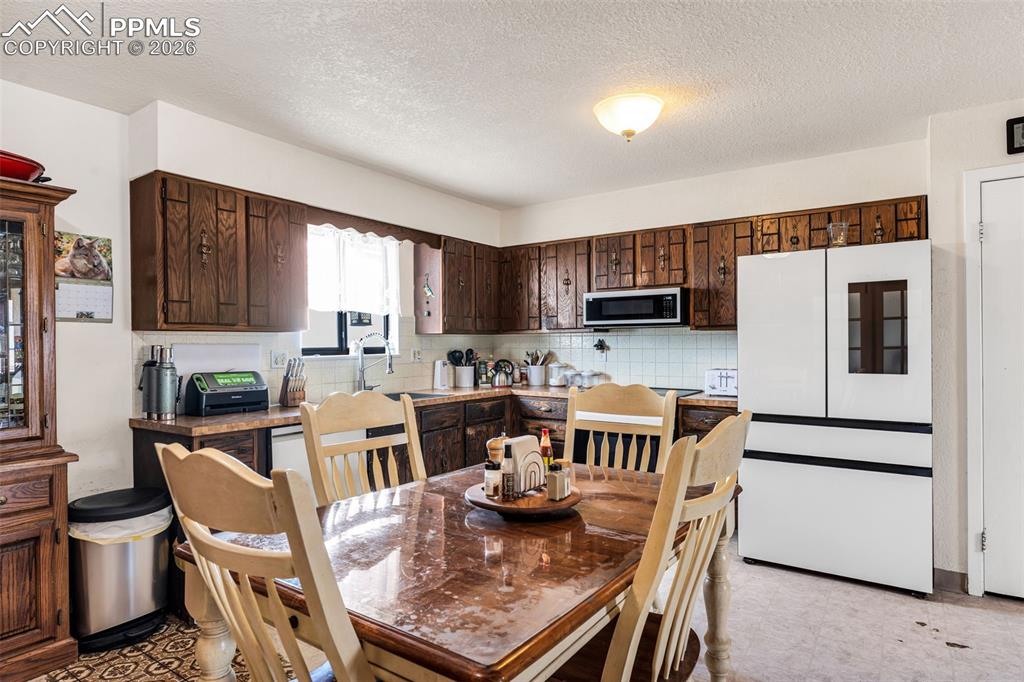 Image 8 of 26: Kitchen