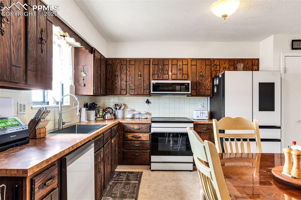 Image 9 of 26: Kitchen