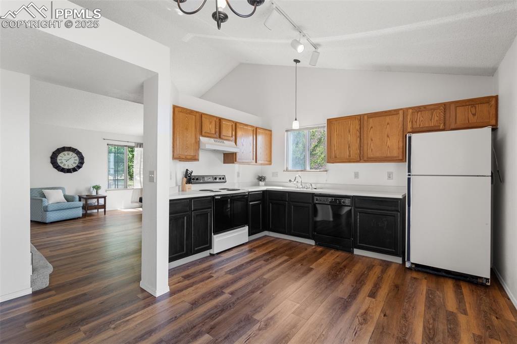 Image 14 of 47: Kitchen