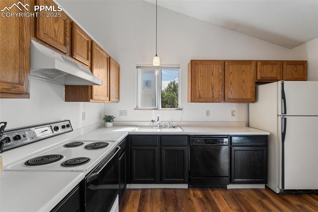Image 15 of 47: Kitchen