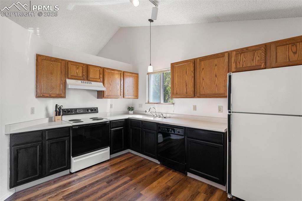 Image 16 of 47: Kitchen