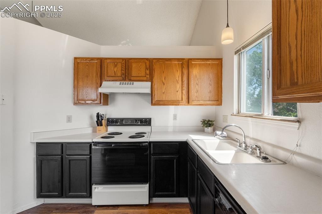 Image 17 of 47: Kitchen