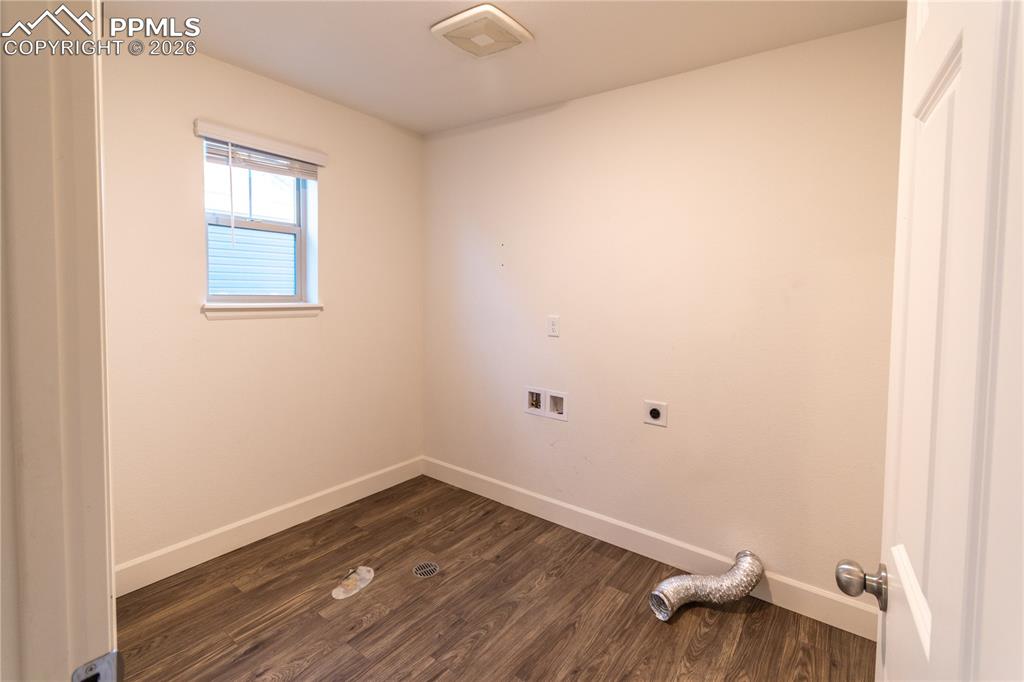 Image 10 of 32: Laundry