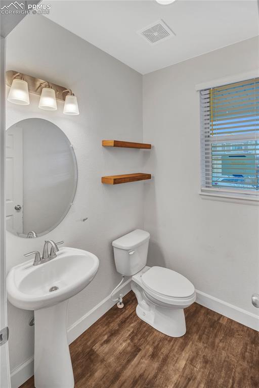 Image 13 of 32: Bathroom