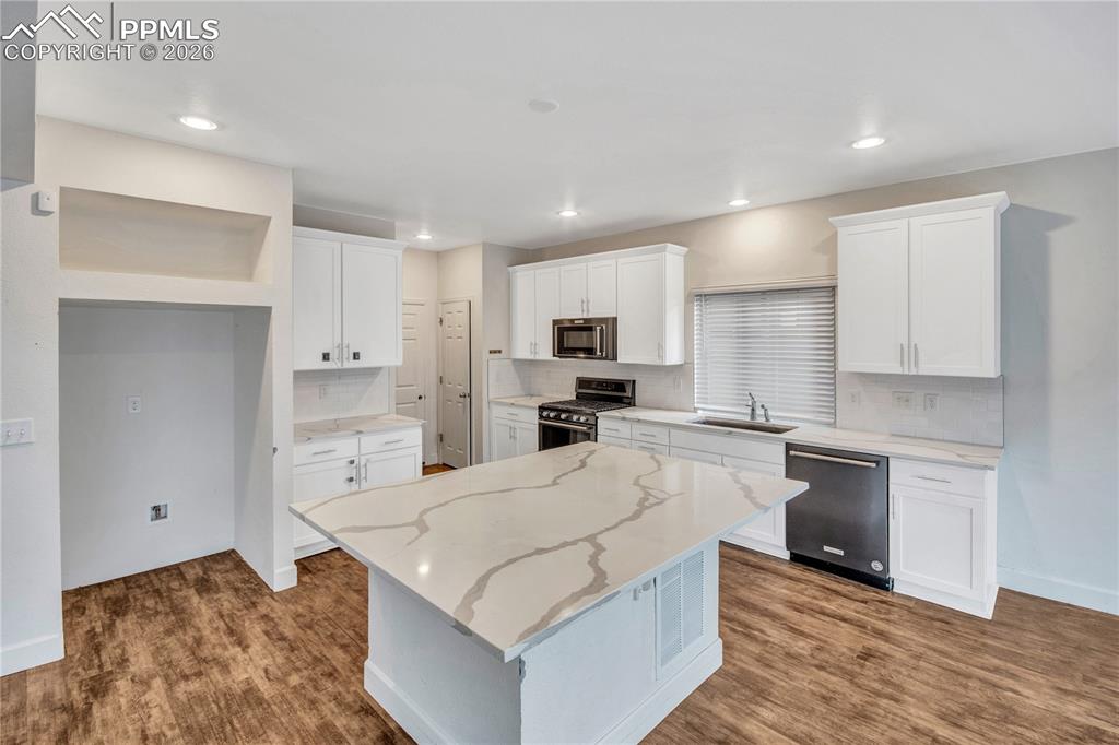 Image 18 of 32: Kitchen