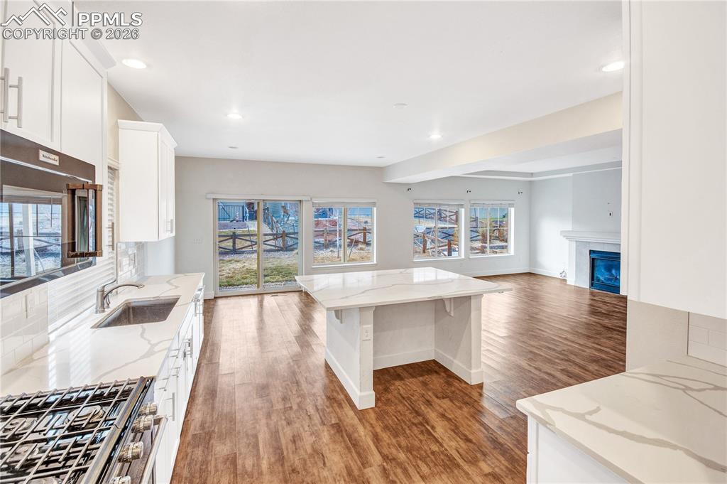 Image 21 of 32: Kitchen