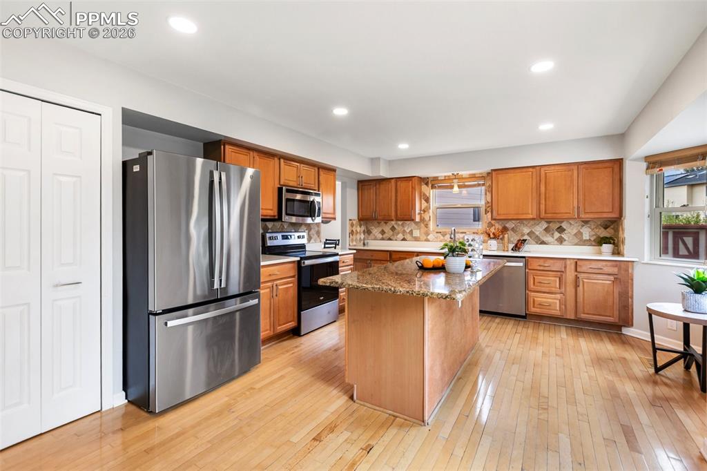 Image 20 of 43: Kitchen