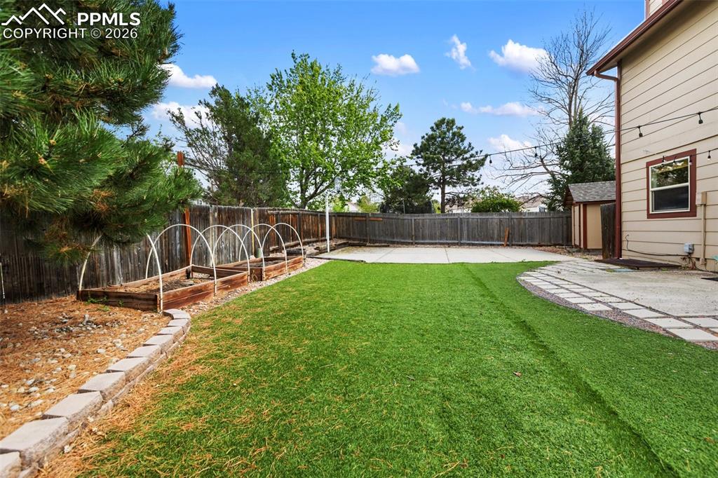 Image 40 of 43: Yard
