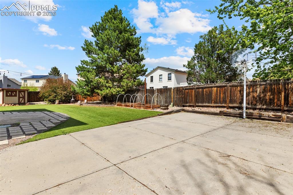 Image 41 of 43: Yard