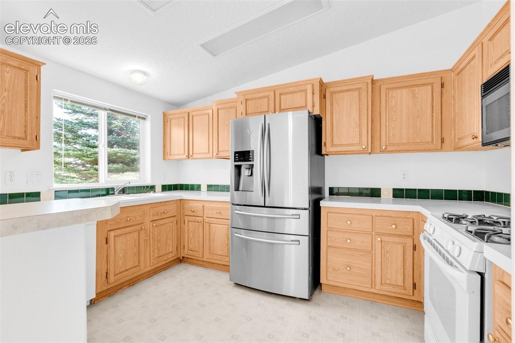 Image 14 of 42: Kitchen