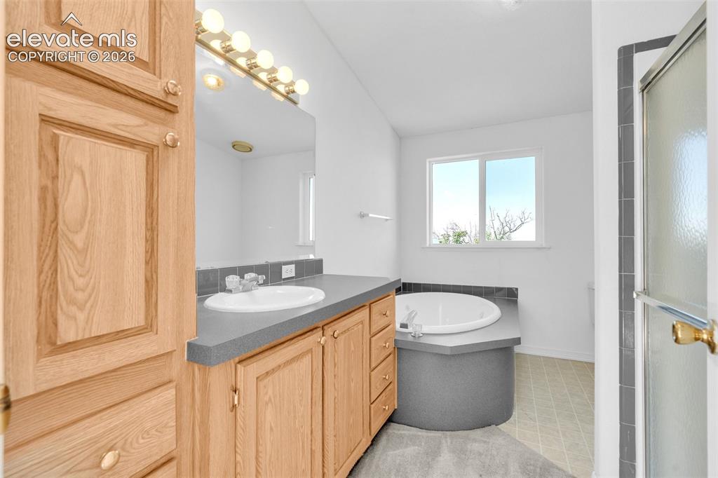 Image 32 of 42: Bathroom