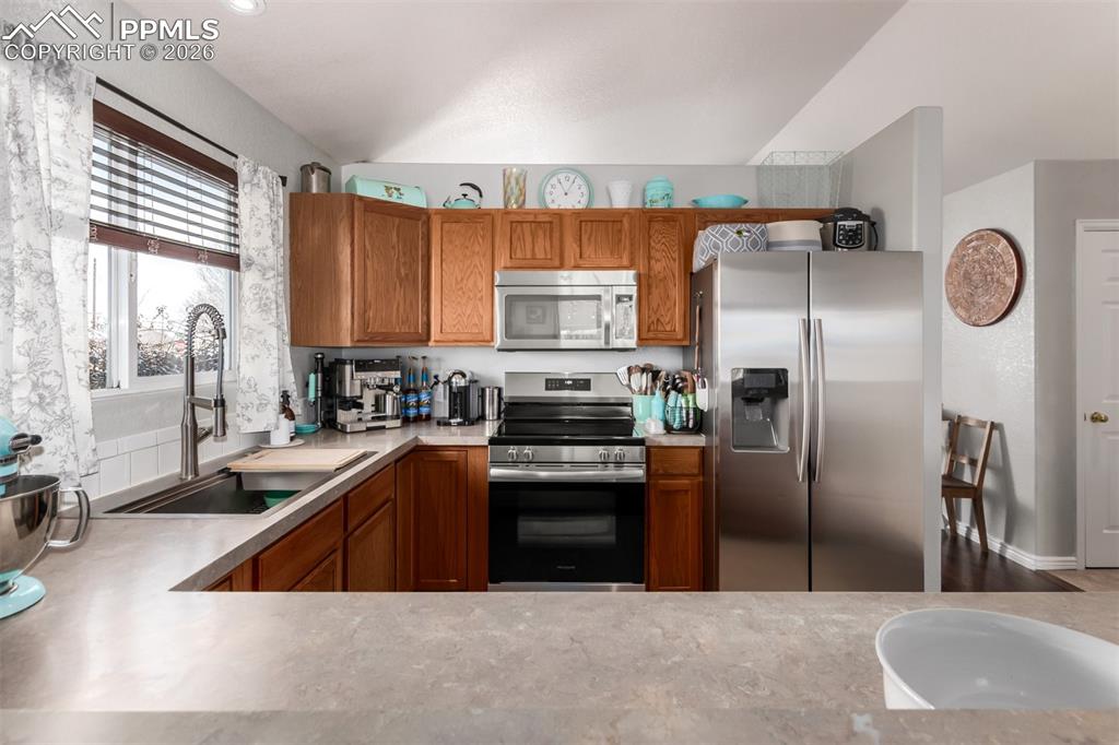 Image 14 of 39: Kitchen