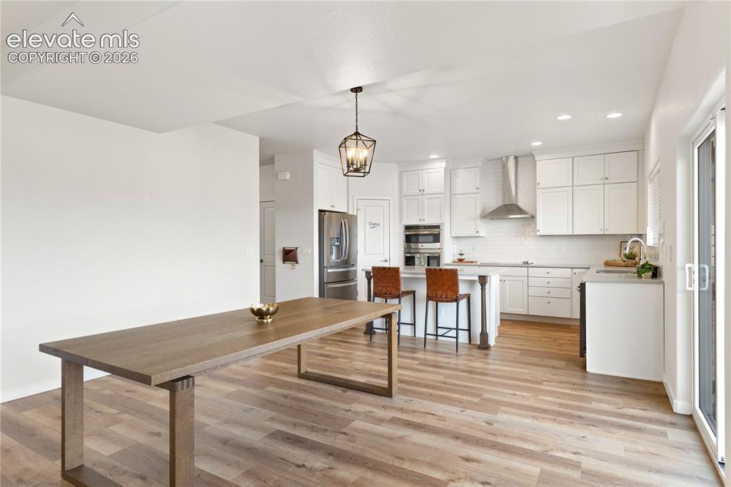 Image 16 of 45: Dining Area