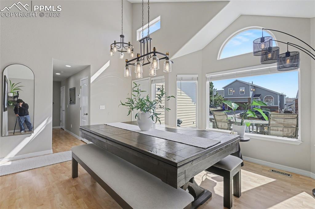 Image 14 of 49: Dining Area