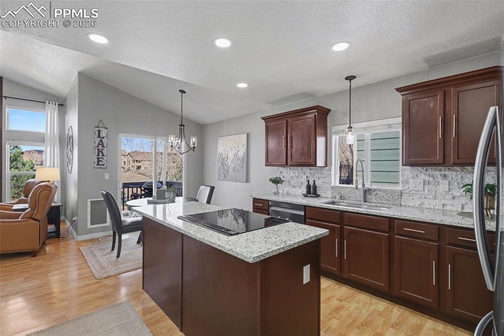 Image 19 of 49: Kitchen