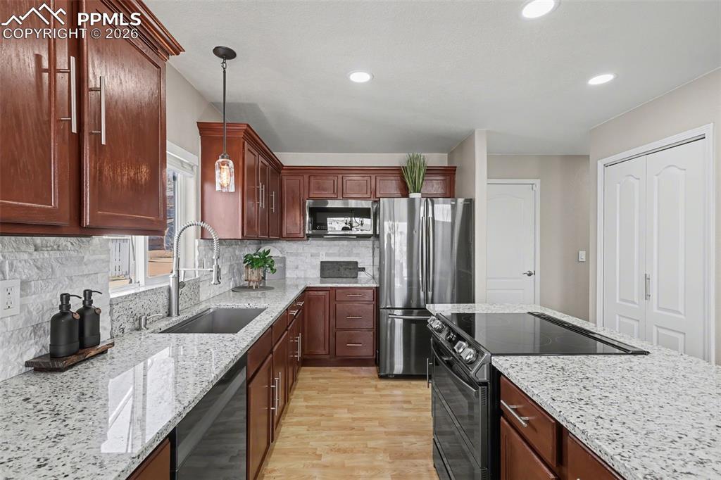 Image 21 of 49: Kitchen