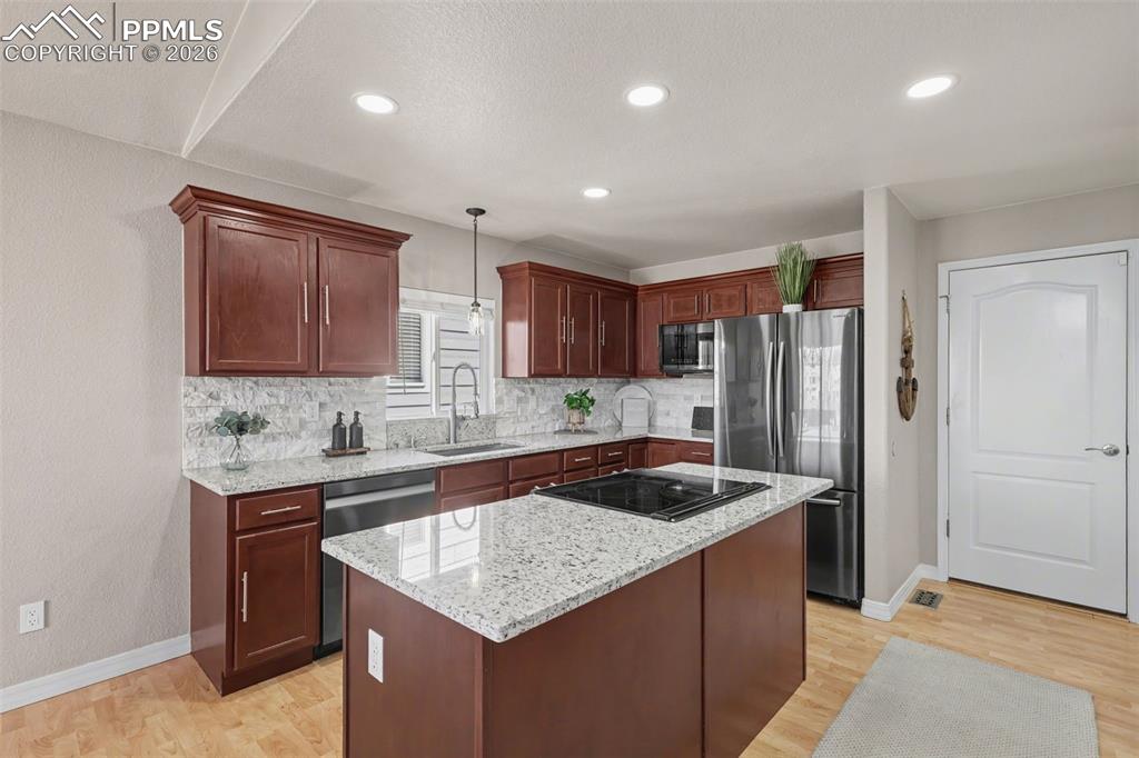 Image 22 of 49: Kitchen