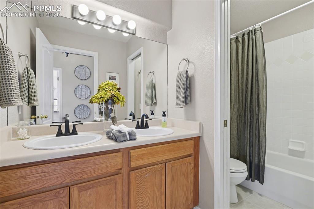 Image 32 of 49: Bathroom