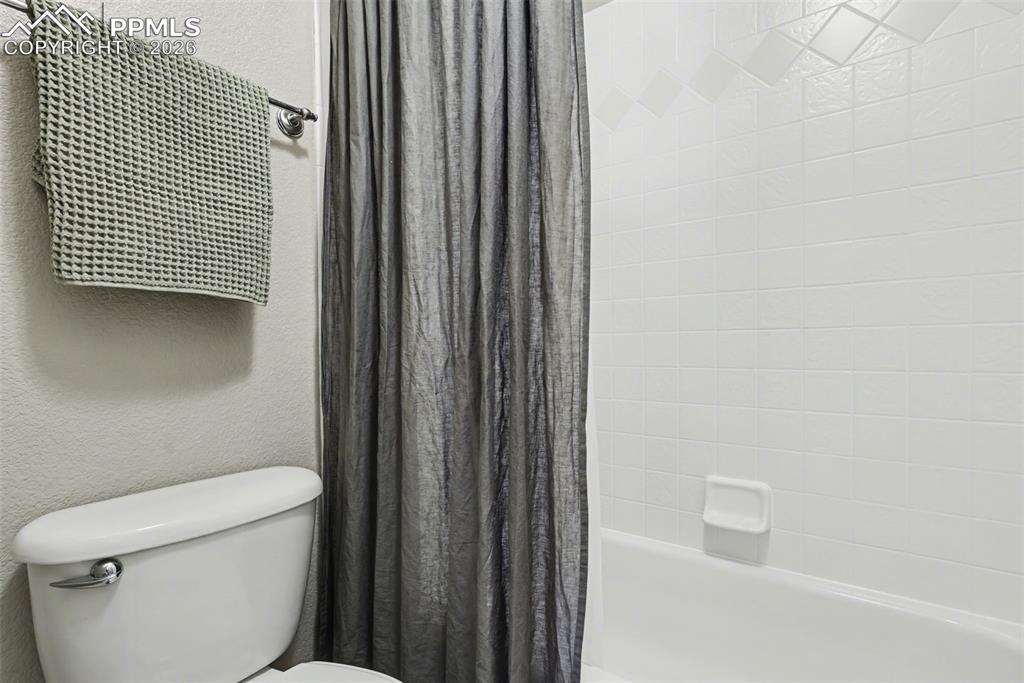 Image 37 of 49: Bathroom