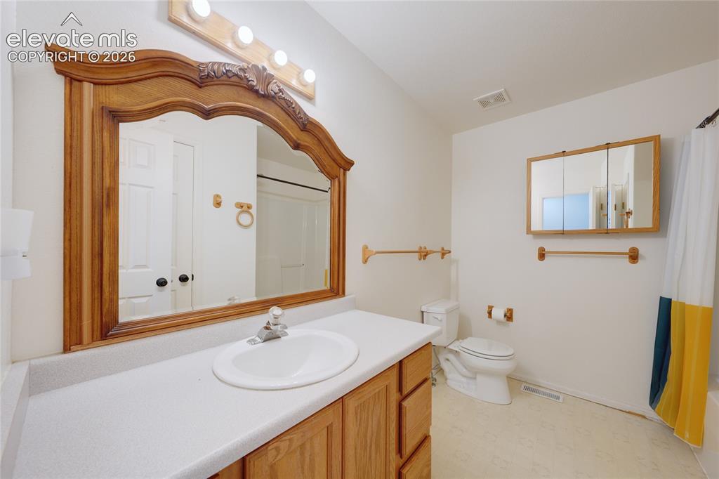 Image 14 of 26: Bathroom