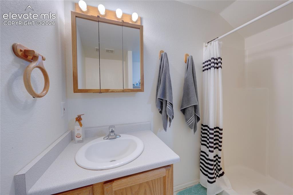 Image 21 of 26: Bathroom