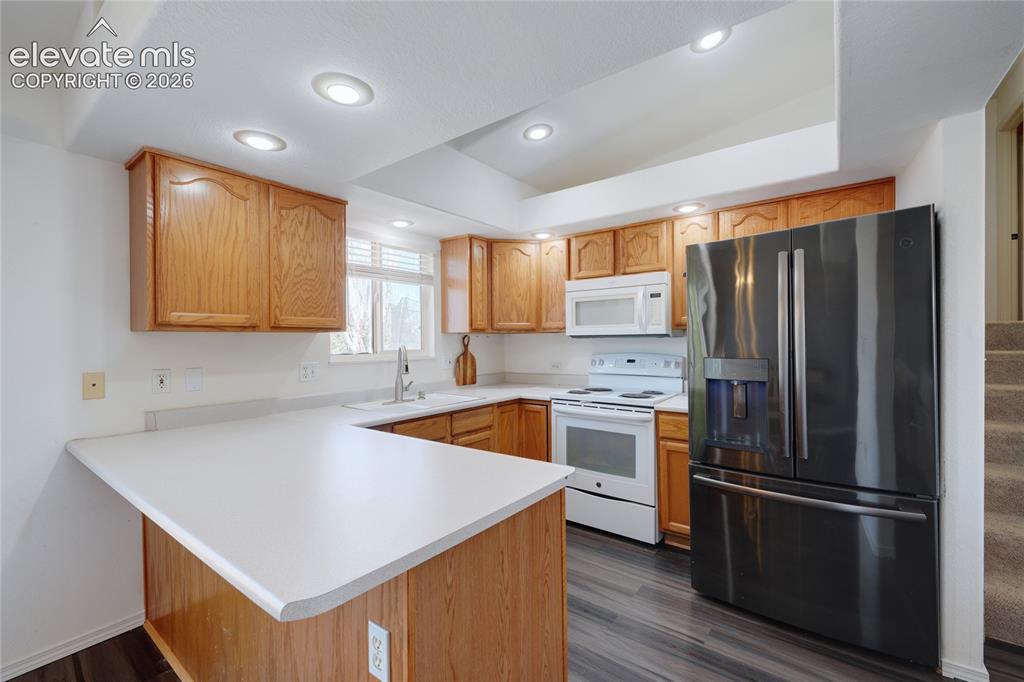 Image 7 of 26: Kitchen