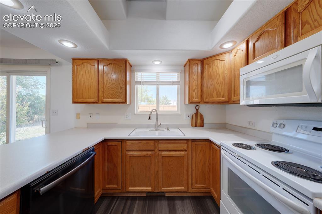 Image 8 of 26: Kitchen