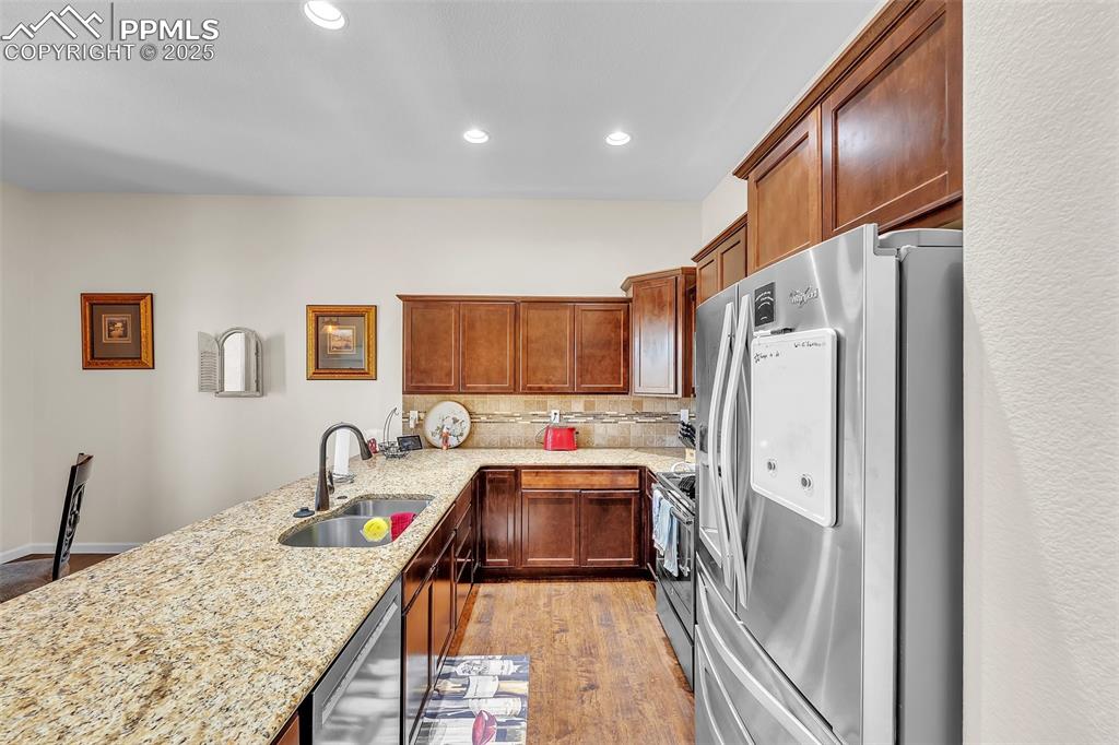 Image 10 of 50: Kitchen