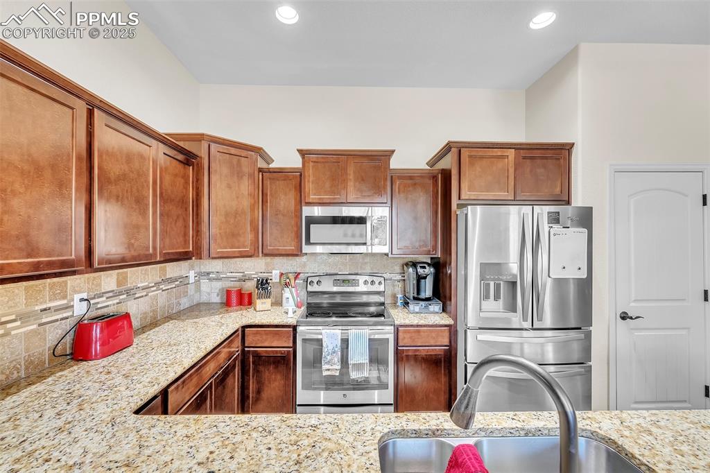 Image 12 of 50: Kitchen