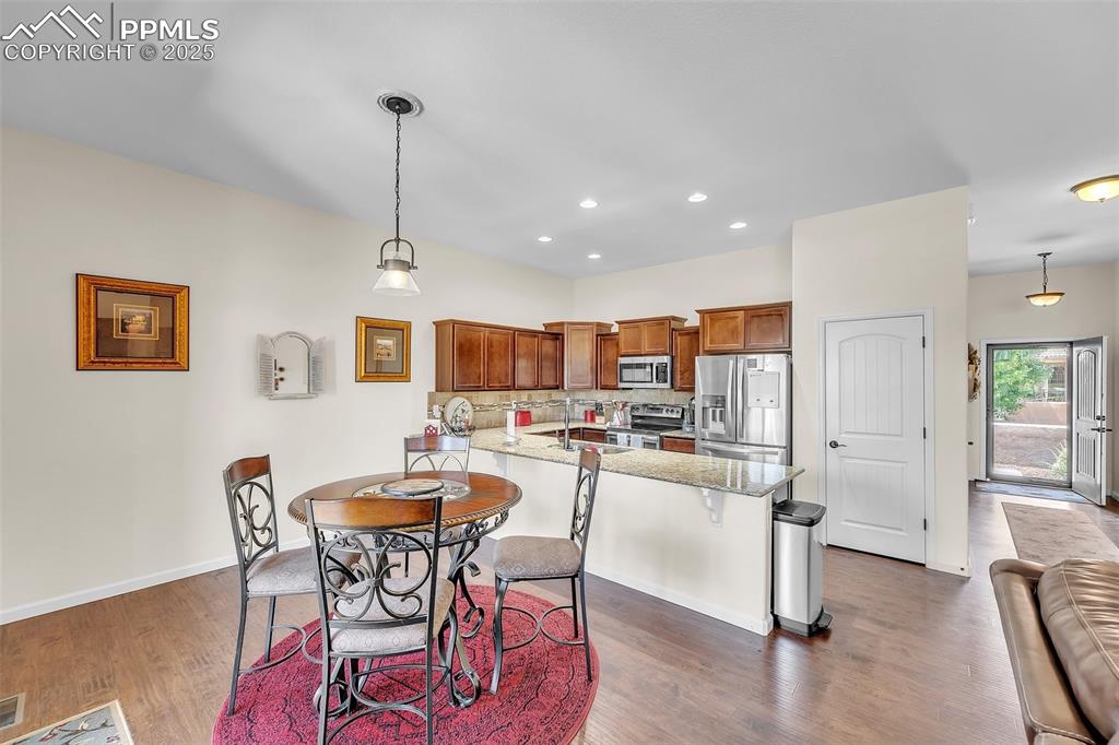 Image 13 of 50: Dining Area