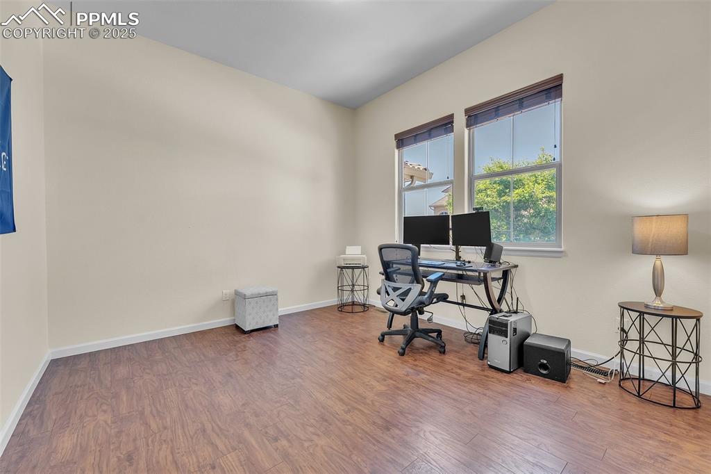 Image 15 of 50: Office