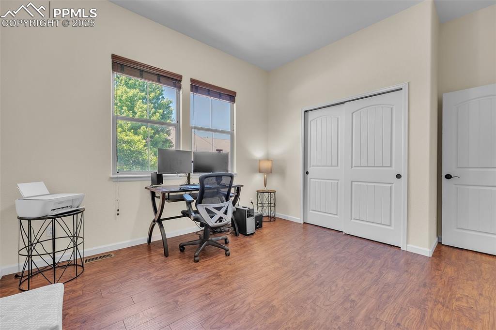 Image 16 of 50: Office