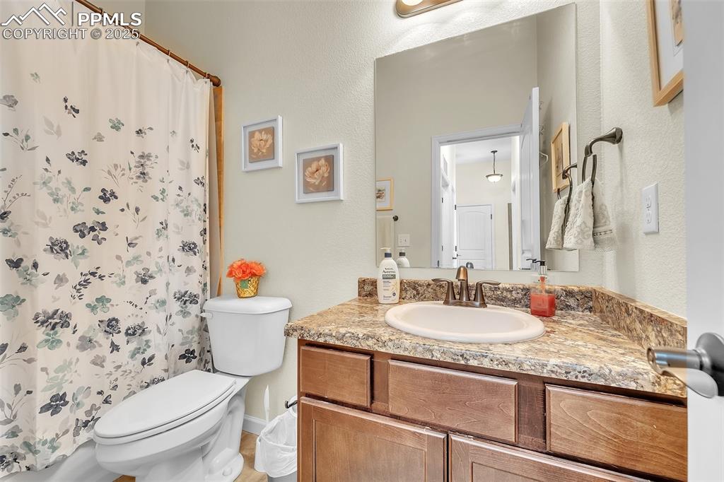 Image 18 of 50: Bathroom