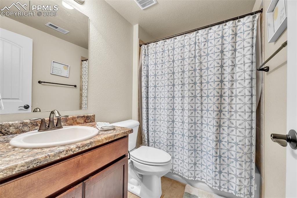 Image 31 of 50: Bathroom