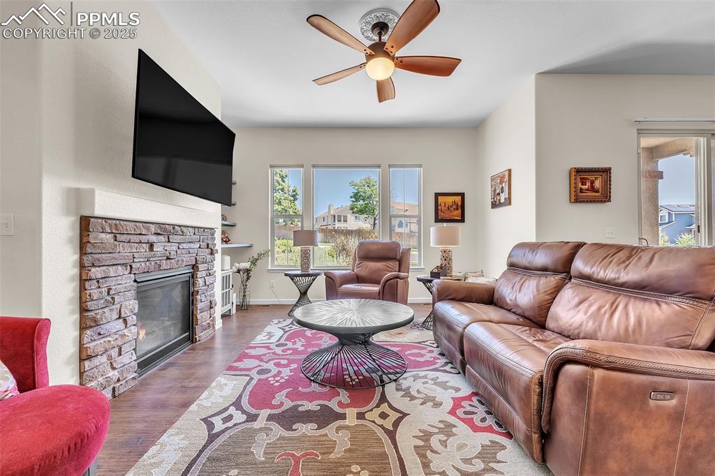 Image 7 of 50: Living Room