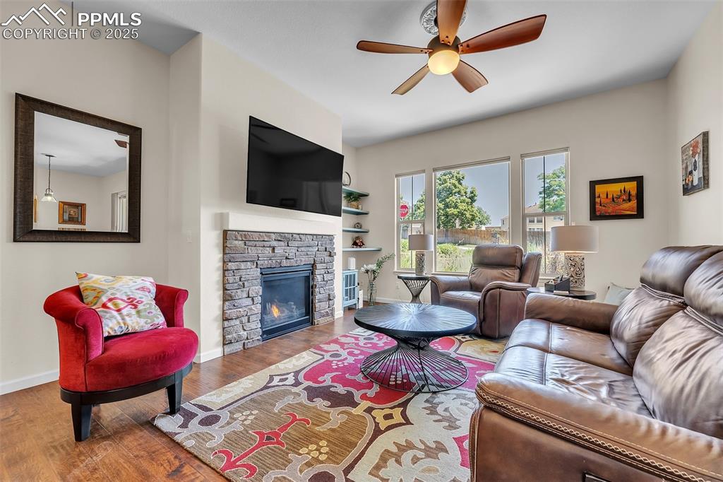 Image 8 of 50: Living Room