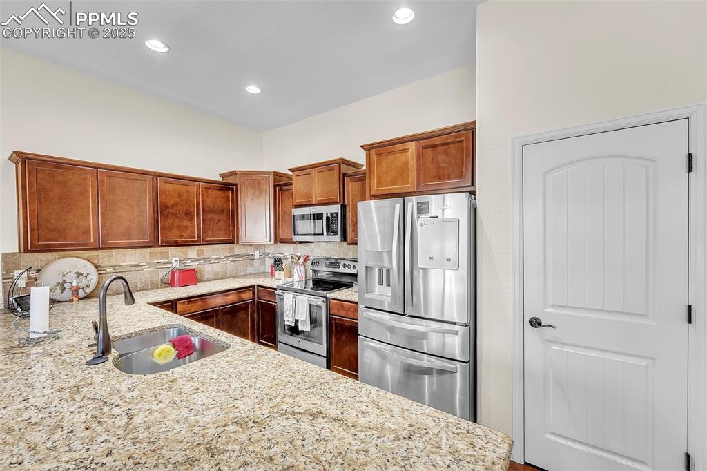 Image 9 of 50: Kitchen