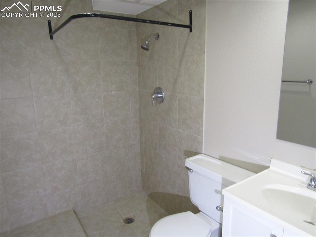 Image 14 of 14: Bathroom