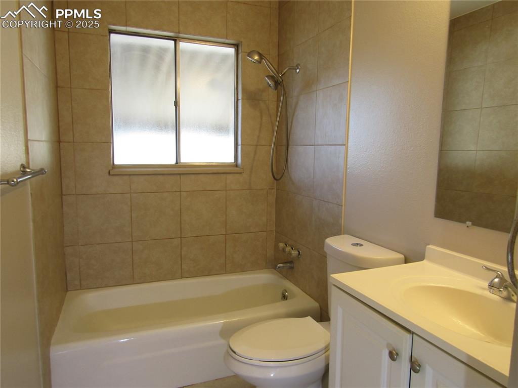 Image 6 of 14: Bathroom