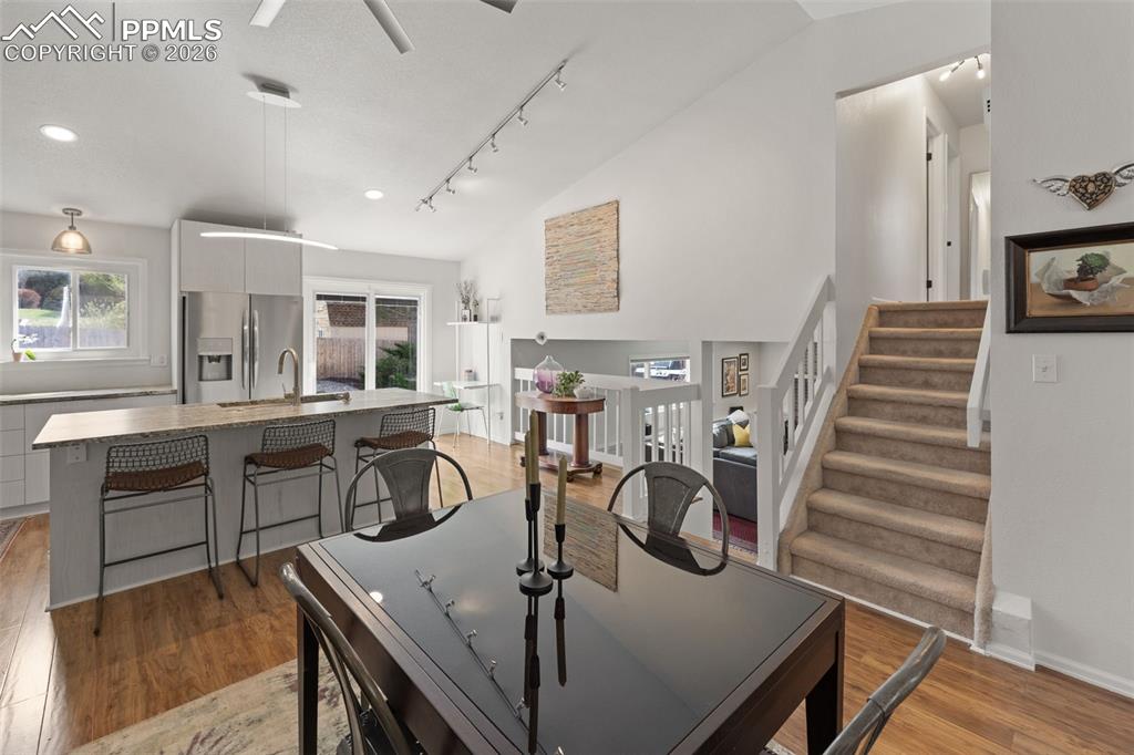 Image 10 of 50: Dining Area