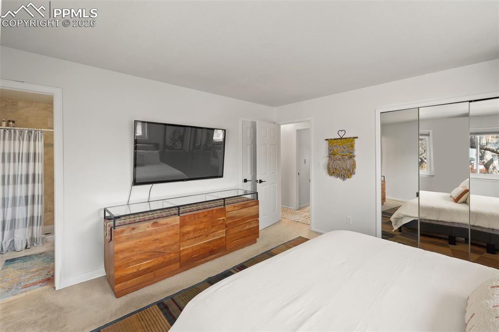 Image 14 of 50: Bedroom