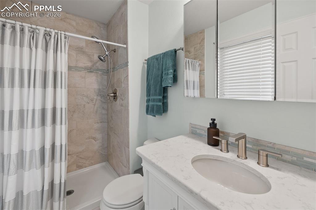 Image 16 of 50: Bathroom