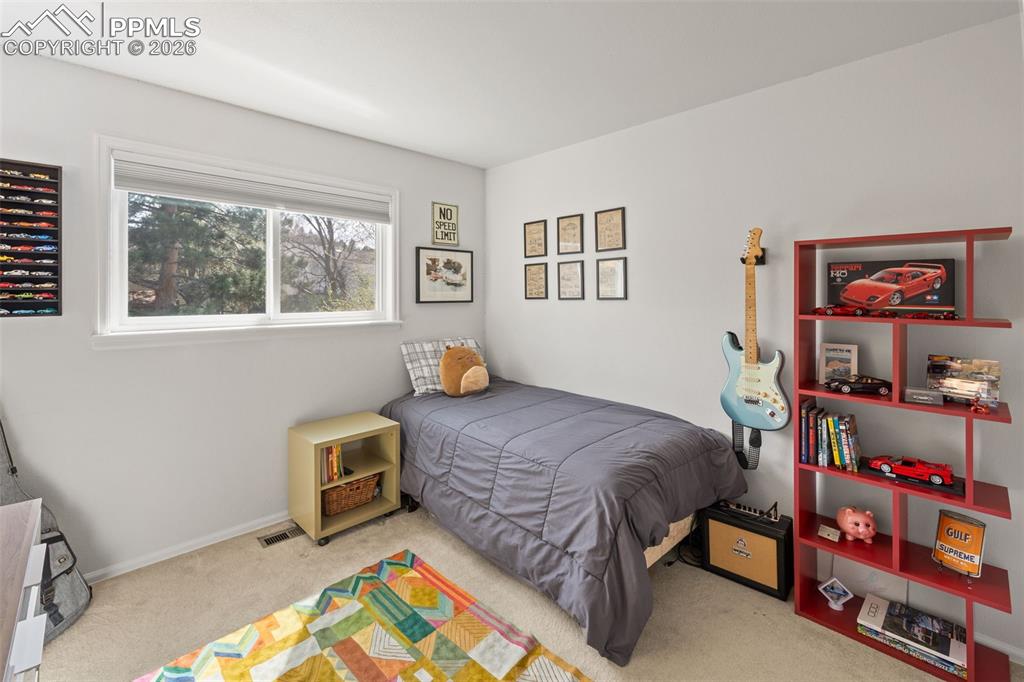 Image 17 of 50: Bedroom