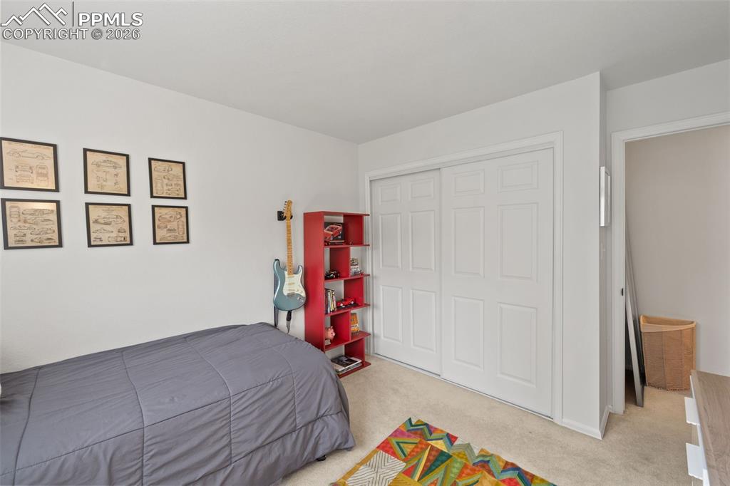 Image 18 of 50: Bedroom