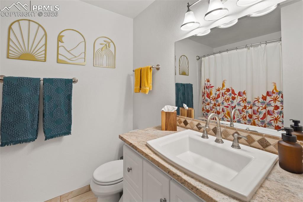 Image 21 of 50: Bathroom