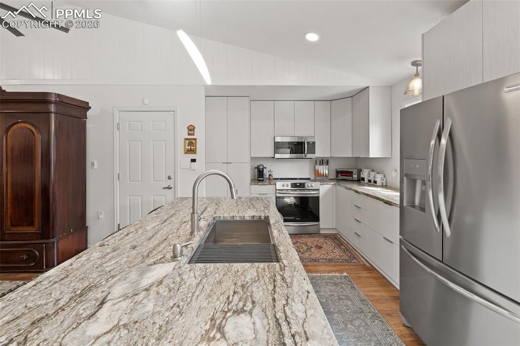 Image 22 of 50: Kitchen